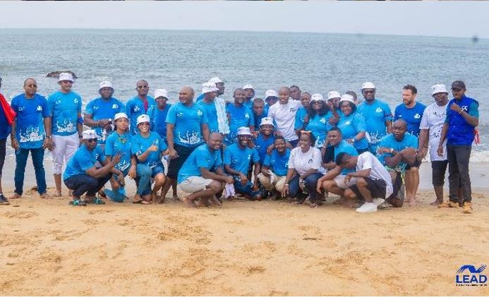 Photo de groupe finale sur la plage